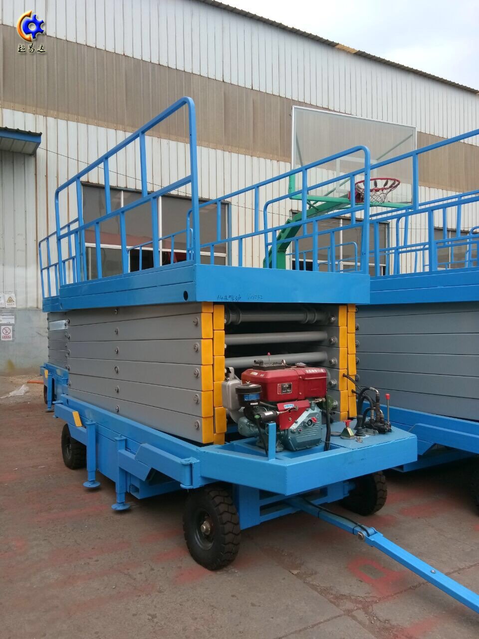 柴油機(jī)移動(dòng)式升降機(jī)